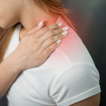 肩こりに悩む女性の画像