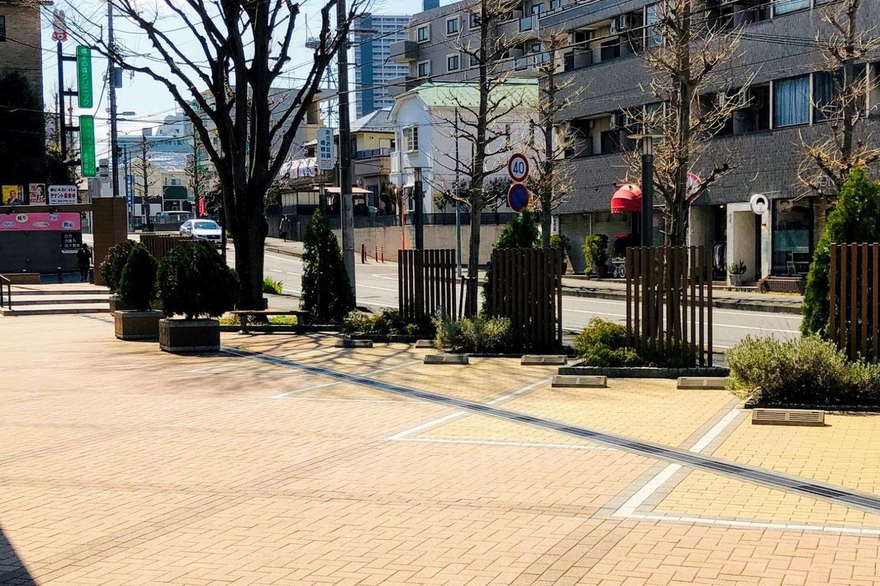 はしもとバランス整骨院の外観と7台分の駐車場。橋本駅北口から徒歩7分で通いやすい立地を示す画像