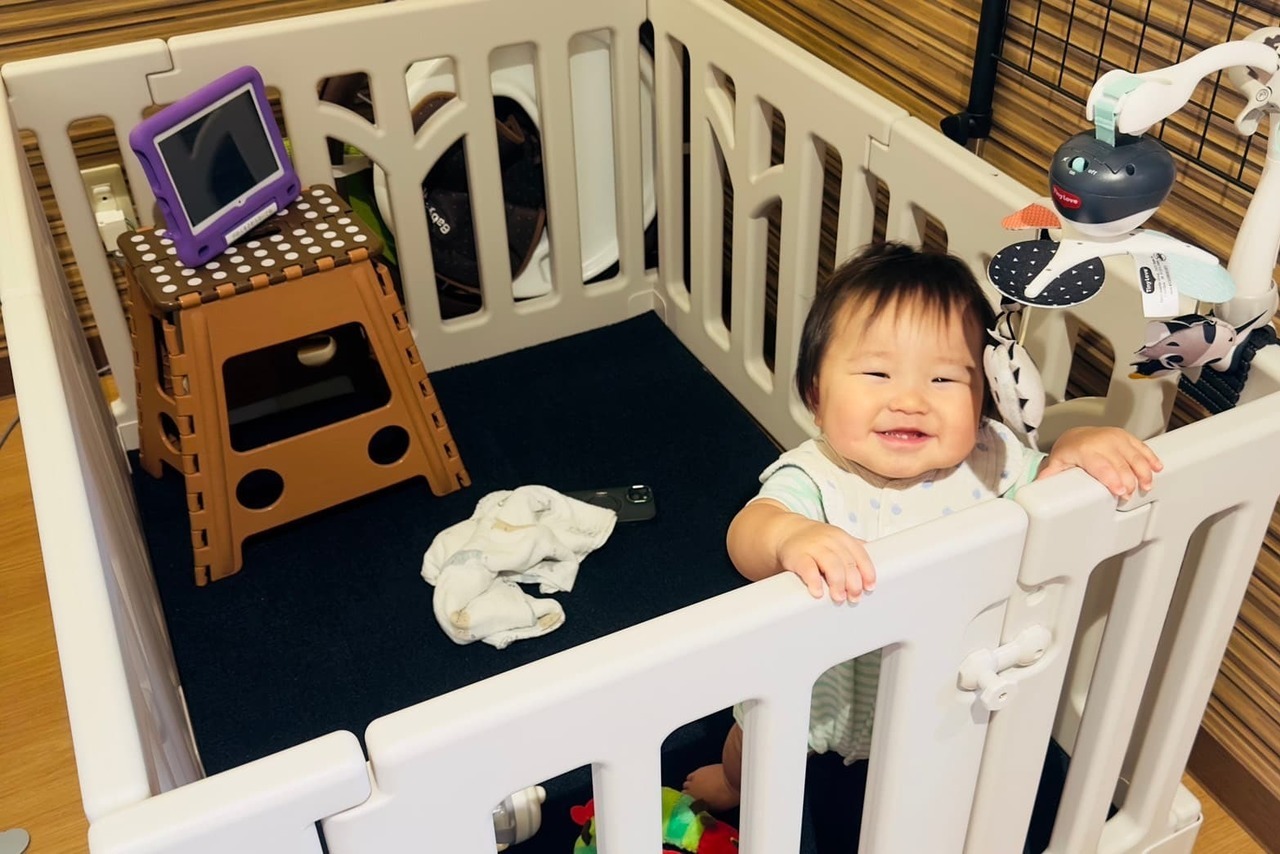 キッズスペースで赤ちゃんが笑っている写真。