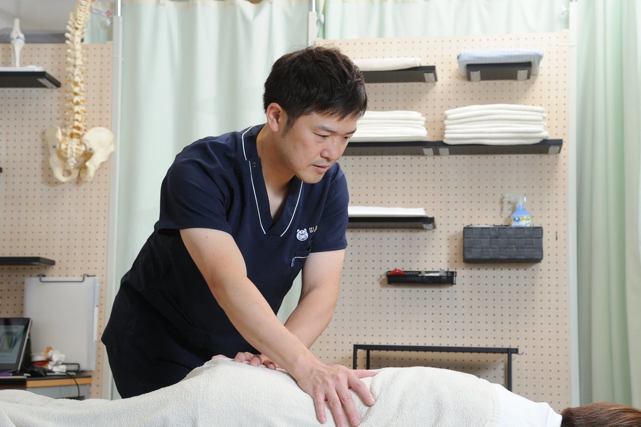 股関節の痛みの施術を丁寧に行う院長の様子