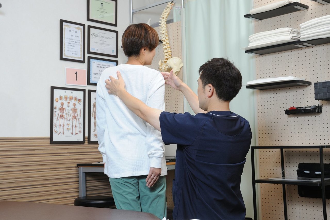 科学的根拠に基づいて丁寧に検査を行っている様子。動作分析を重視し、脊柱管狭窄症の原因を見極める検査シーン