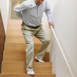 脊柱管狭窄症で歩きづらい高齢男性