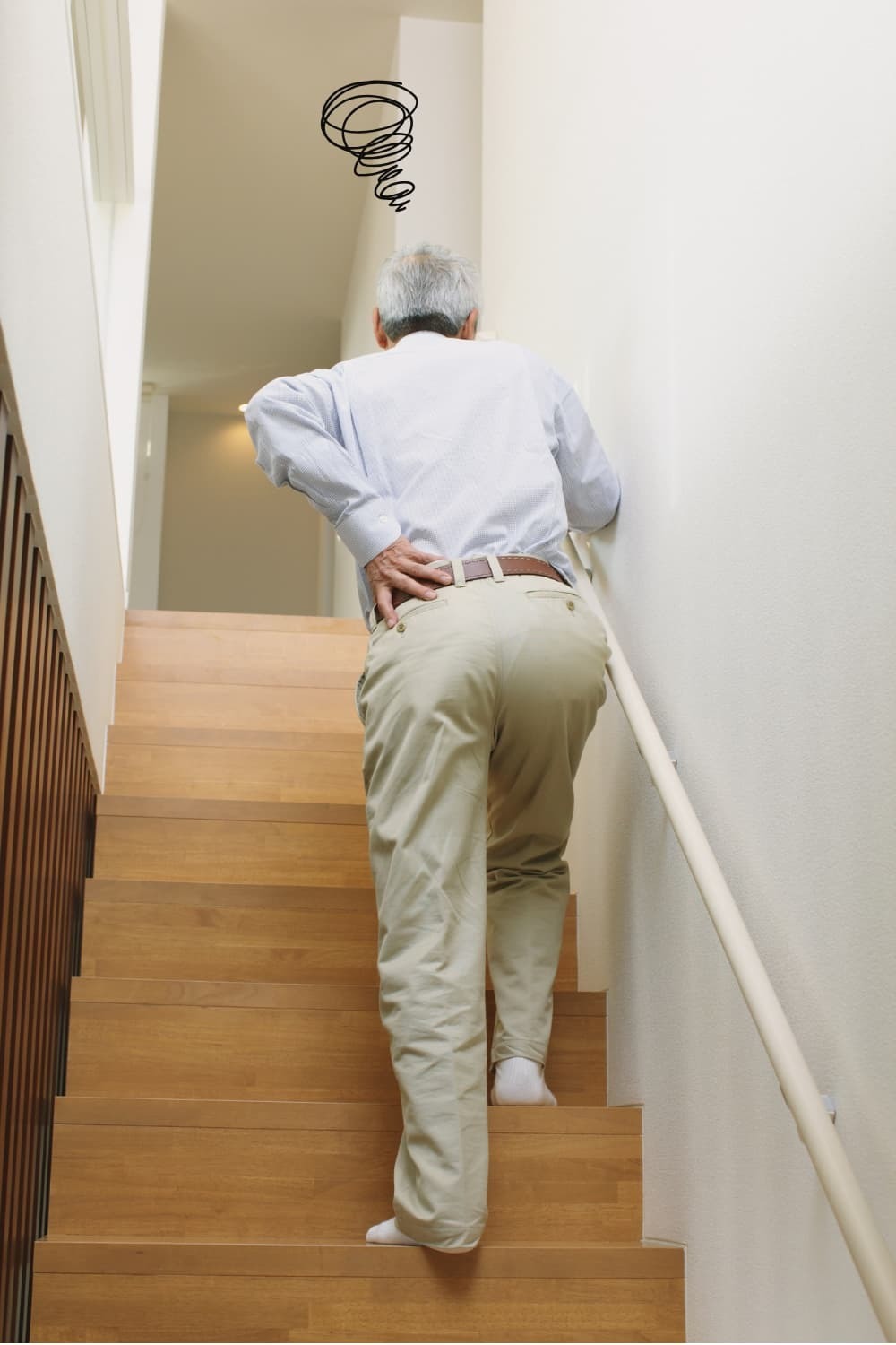 脊柱管狭窄症で歩けない高齢男性のイメージ