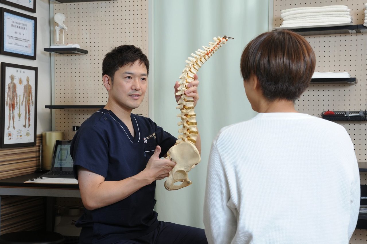 模型を使って丁寧に説明している院長、奥原敬の画像