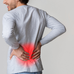 腰を傷めている男性の画像