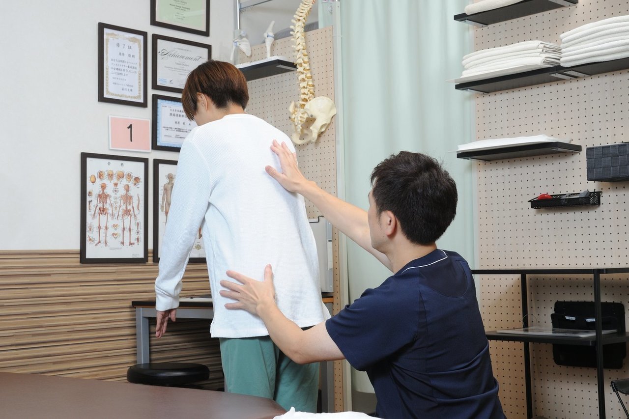 科学的根拠に基づいて丁寧に検査を行っている様子。動作分析を重視し、腰痛や肩こり、股関節痛の原因を見極める検査シーン