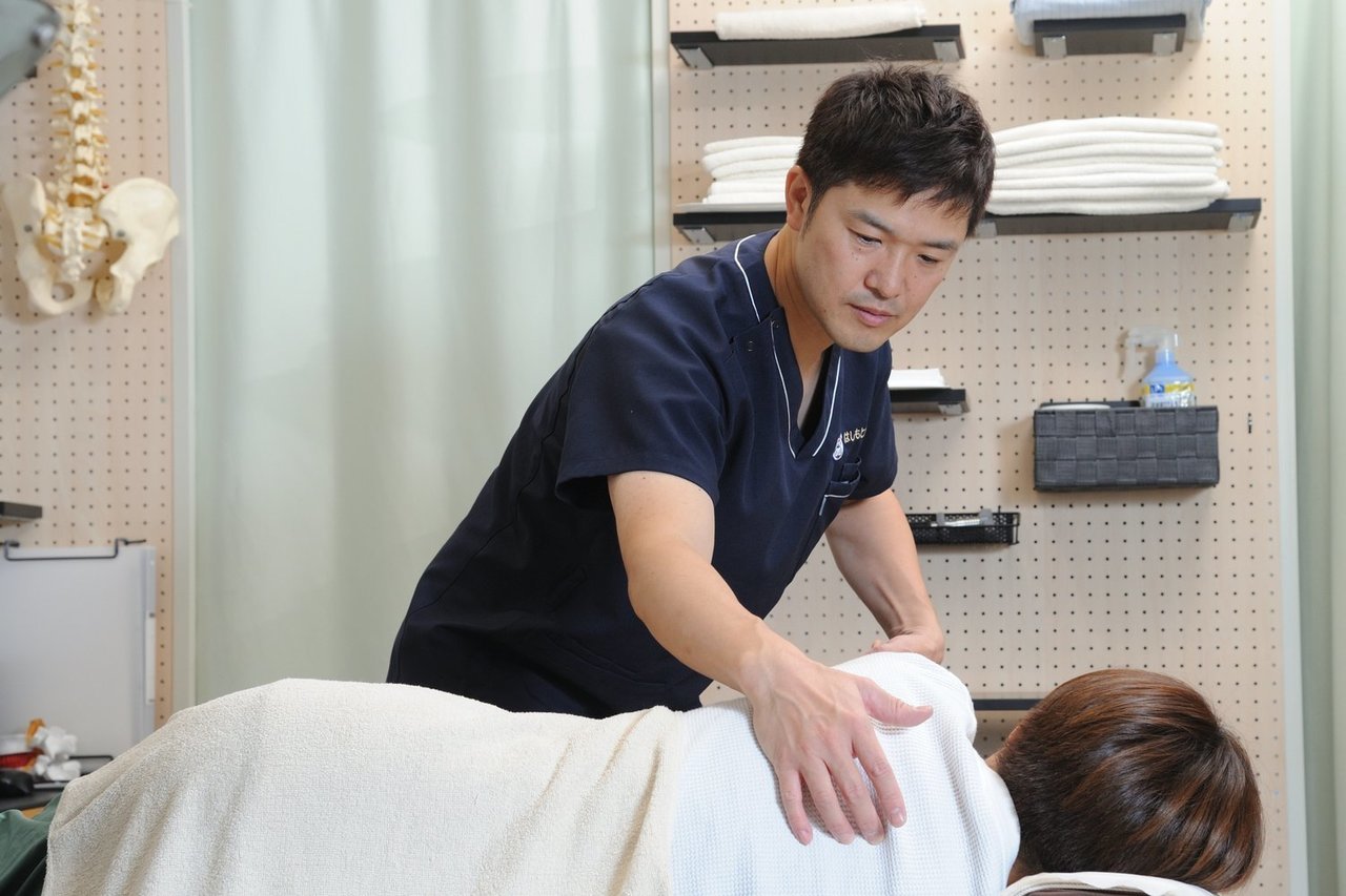 肩こり、猫背改善の施術をしている様子