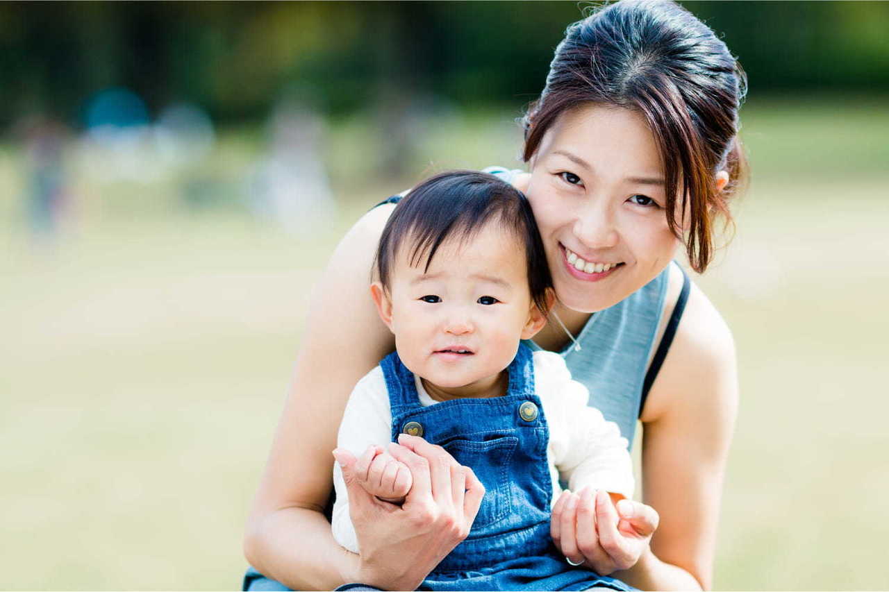 赤ちゃんを抱いている産後ママのイメージ