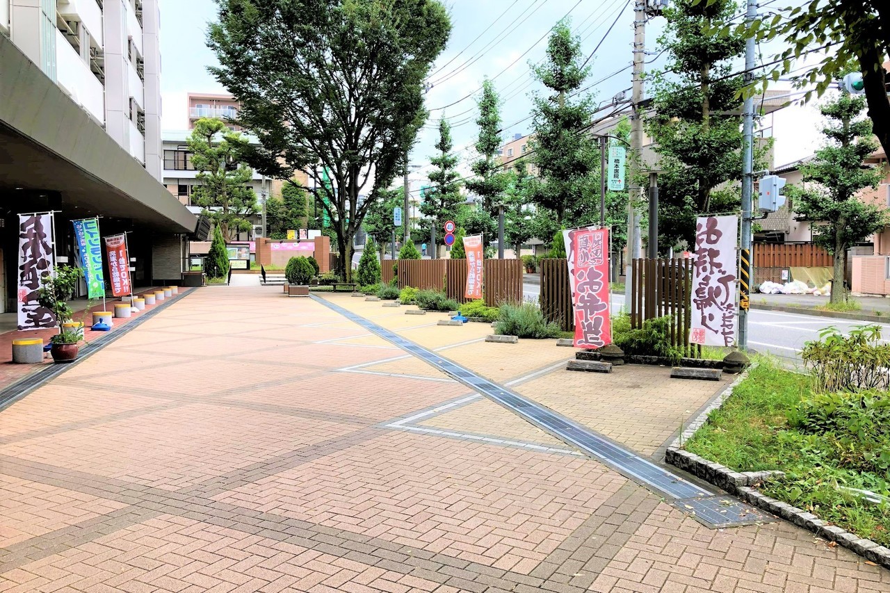 はしもとバランス整骨院の外観と7台分の駐車場。橋本駅北口から徒歩7分で通いやすい立地を示す画像