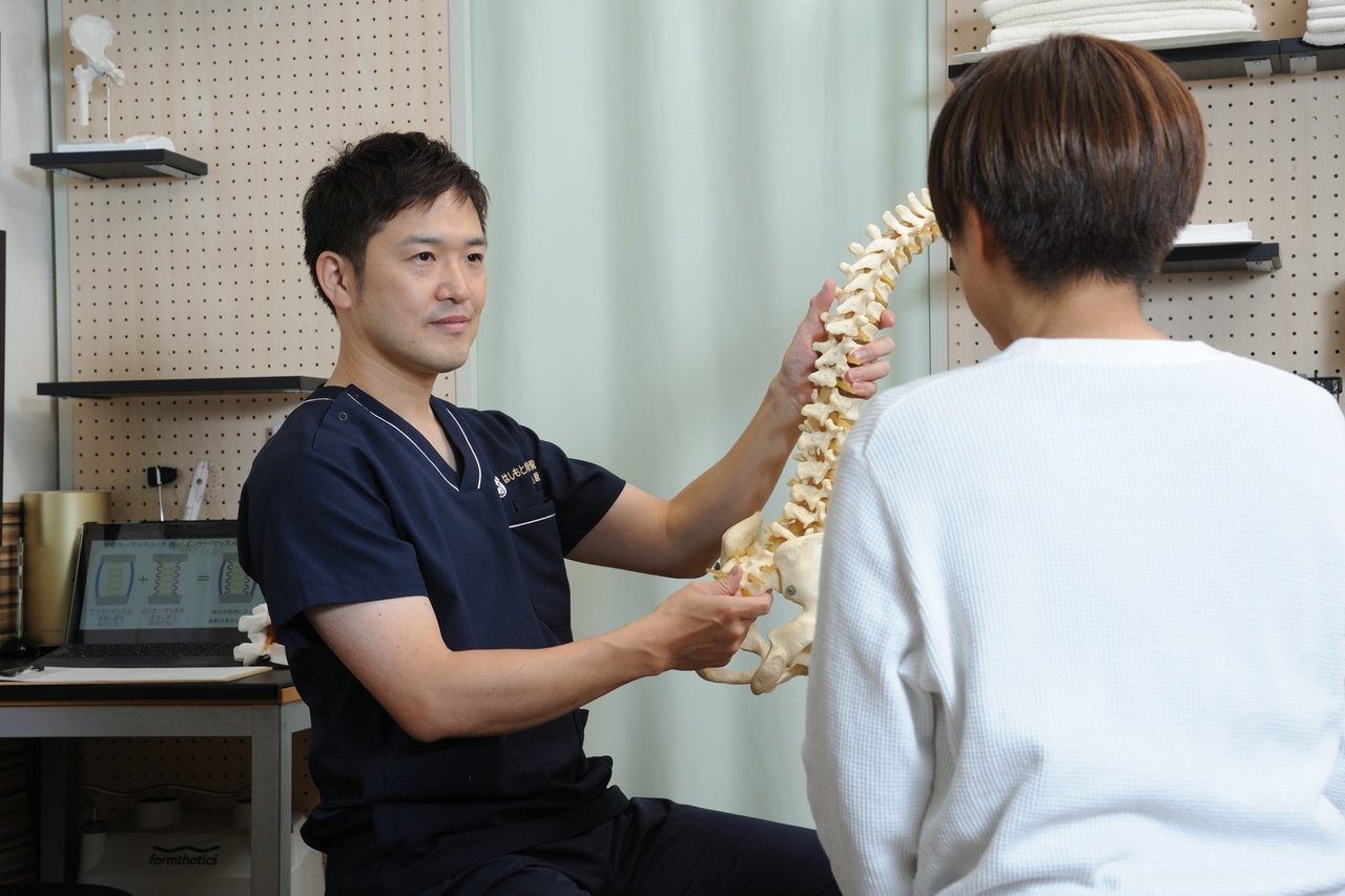 模型を使って丁寧に説明している院長、奥原敬の画像