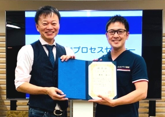 AKS療法の山内義弘先生の写真。腰痛で悩む方に奥原先生を推薦するメッセージとともに掲載された推薦者の肖像画像